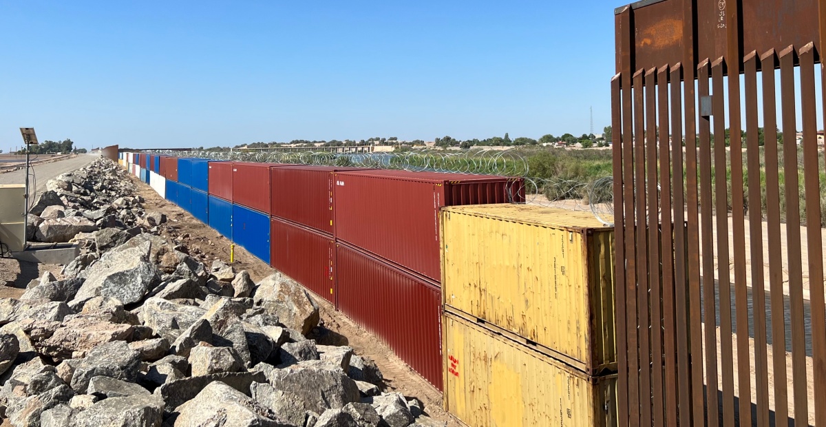 Arizona desmantelará el muro de contenedores instalado en la frontera con México