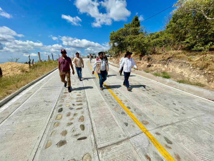Caminos artesanales de concreto transforman la Montaña de Guerrero
