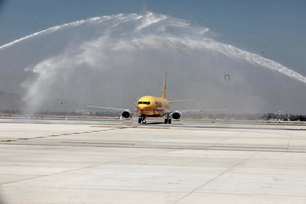 Por qué el avión de DHL fue recibido con arcos de agua