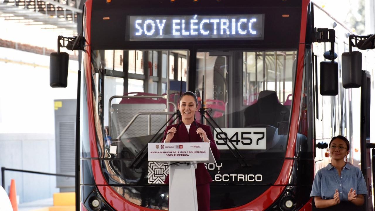 Pone en marcha Claudia Sheinbaum primera línea de Metrobús 100 por ciento eléctrica en el mundo