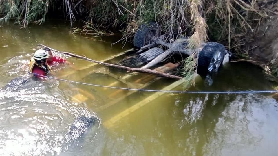 Hallan 14 cuerpos al interior de una camioneta sumergida en un canal en México