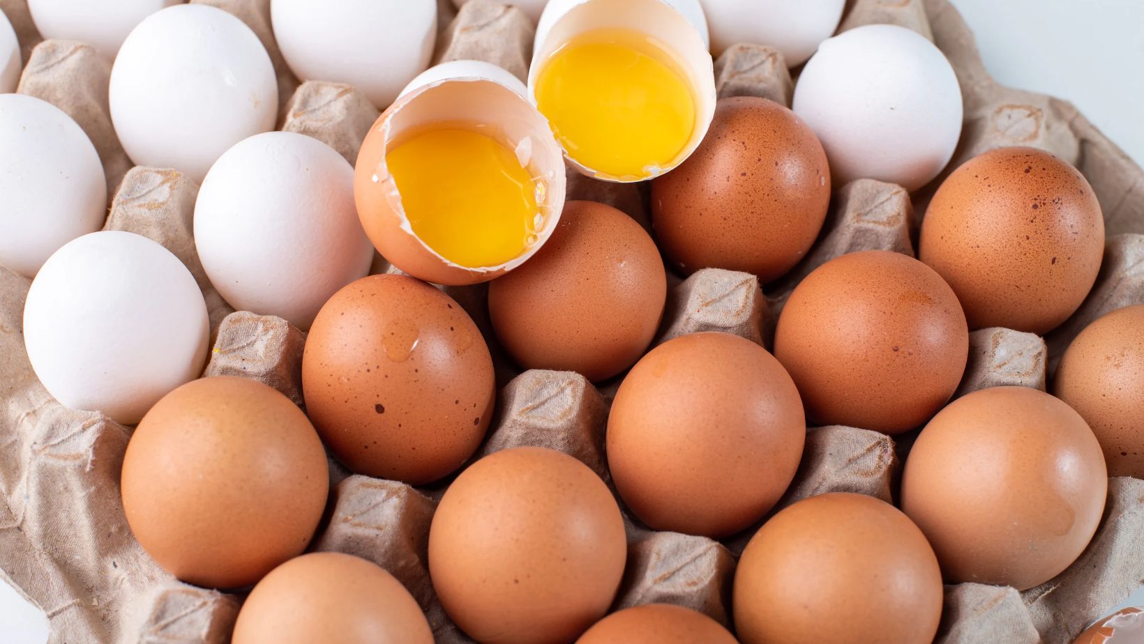 Manchas rojas en los huevos: qué significan y qué se debe hacer