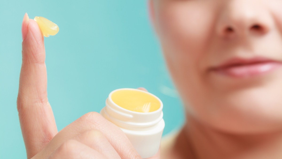 7 usos de la vaselina que dejarán tu piel hermosa este verano