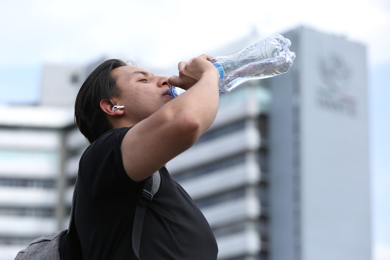 Hidratación con agua natural previene daños a la salud por ola de calor: Issste 