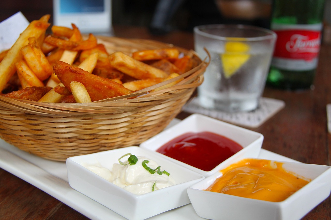 ¿Es mejor salar las patatas fritas antes o después de freírlas?