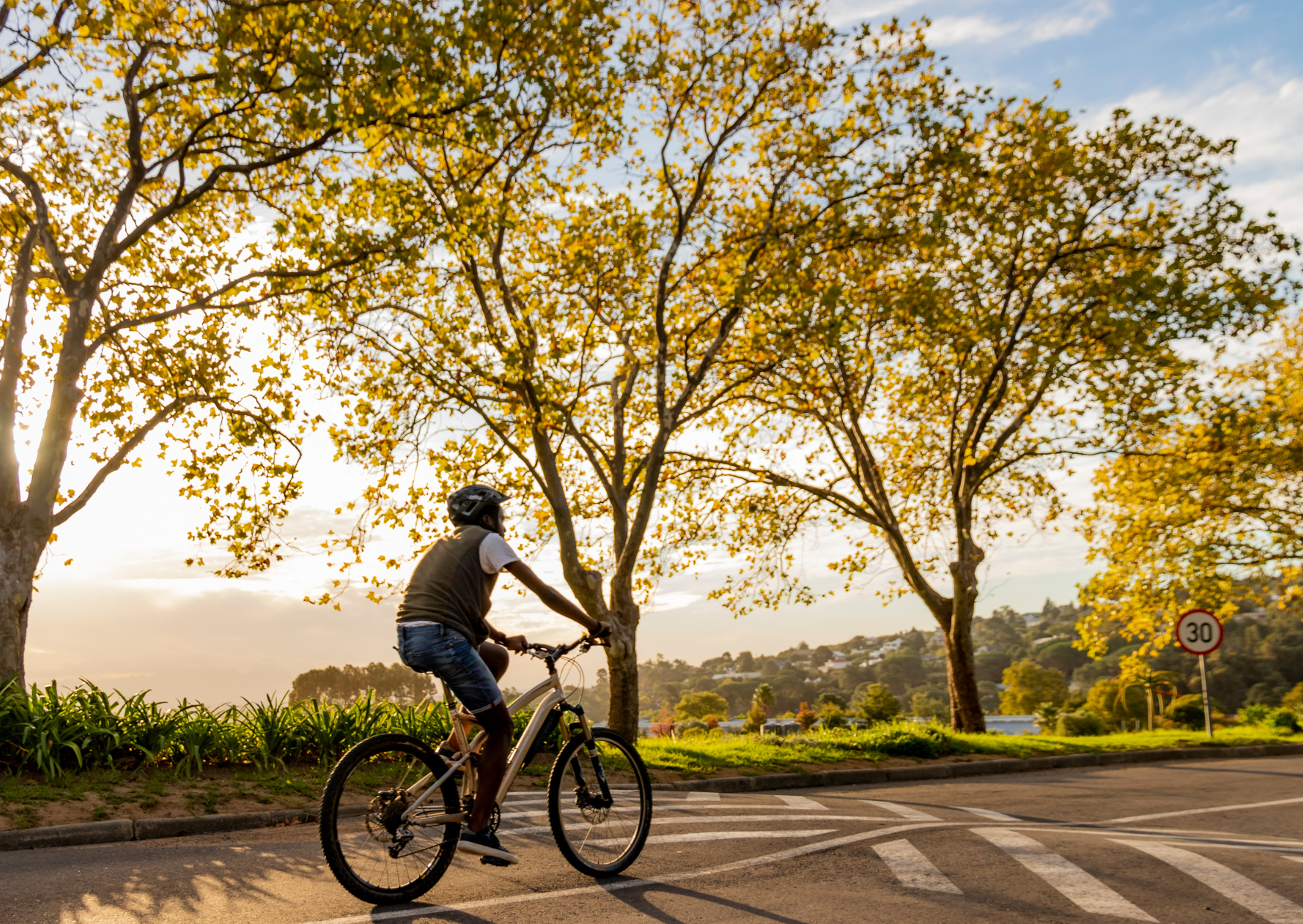 Caminar, Andar en Bicicleta o Usar el Transporte Público: Claves para Reducir tu Huella de Carbono y Mejorar tu Salud