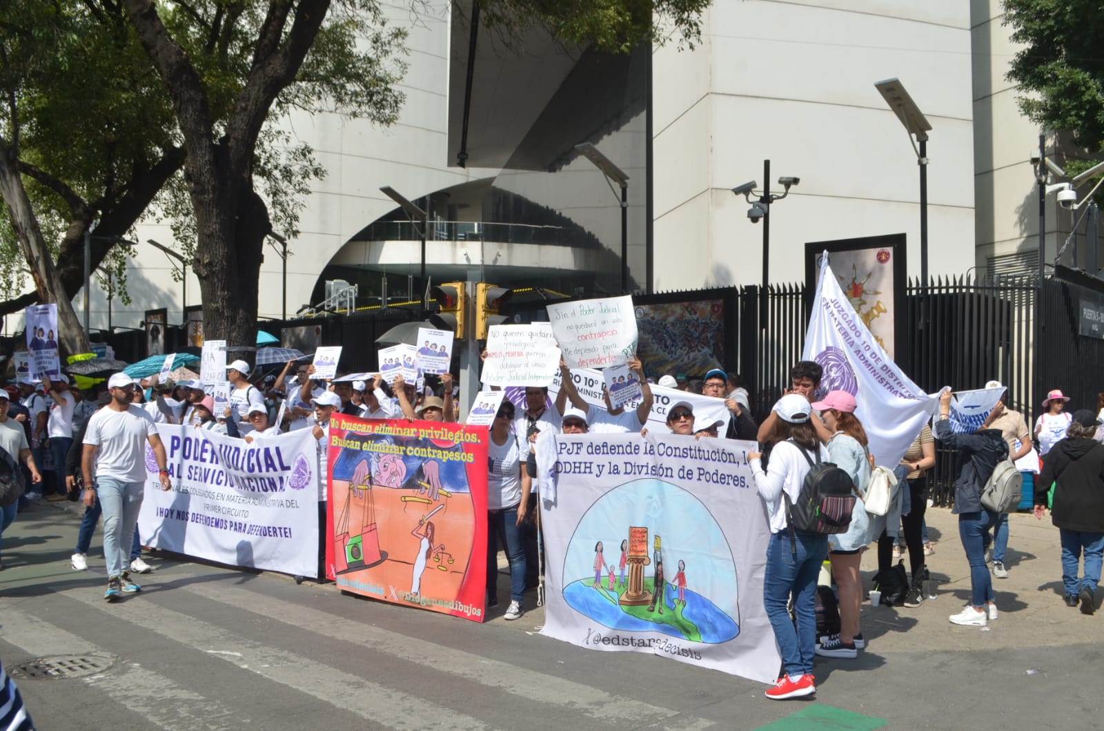 Protestan frente al Senado trabajadores del Poder Judicial contra desaparición de fideicomisos
