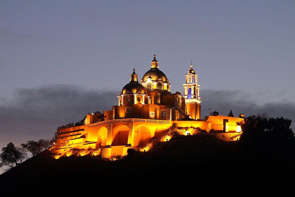 Cerro de Cholula: Una Vista Milenaria de Puebla desde las Alturas»