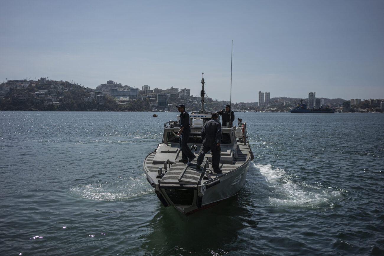Marina: con drones y buzos se buscan embarcaciones en Acapulco