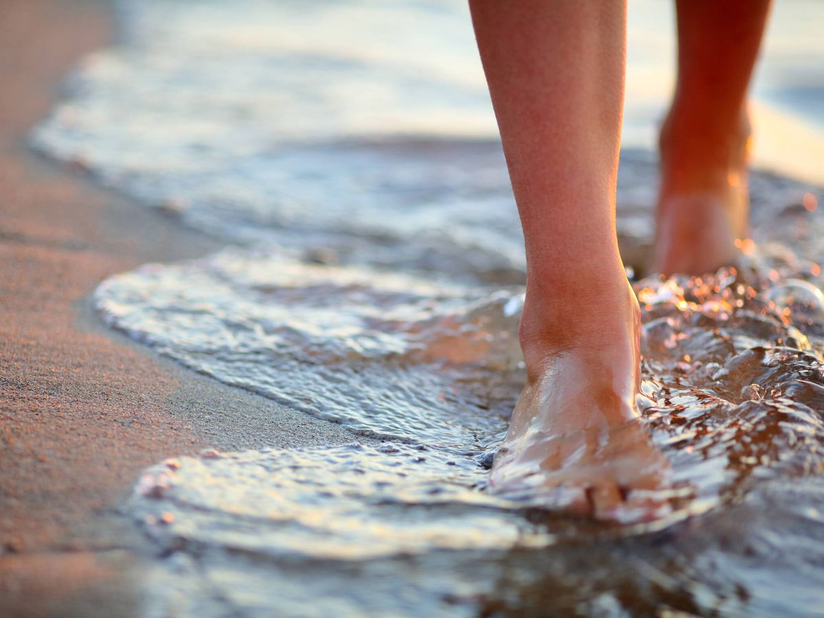 Beneficios y riesgos de andar descalzo: La ciencia nos dice si es saludable