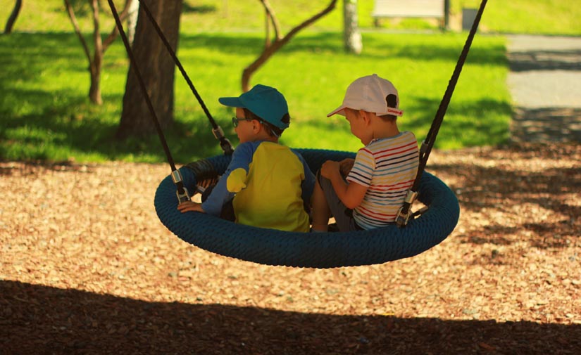 Menos pantallas, más parques: La urgencia de retomar los juegos al aire libre para la salud infantil