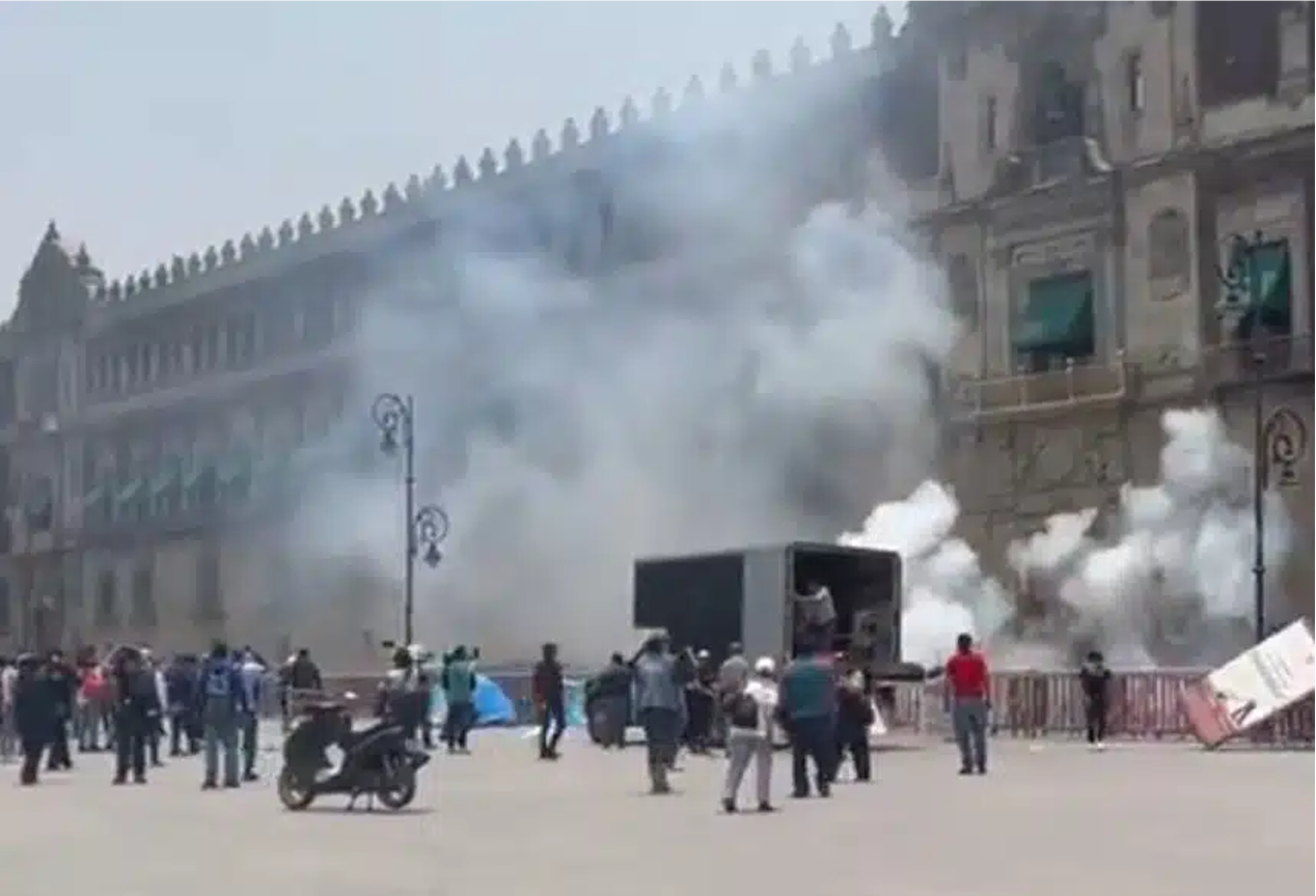 Manifestantes lanzan explosivos a Palacio Nacional por caso Ayotzinapa
