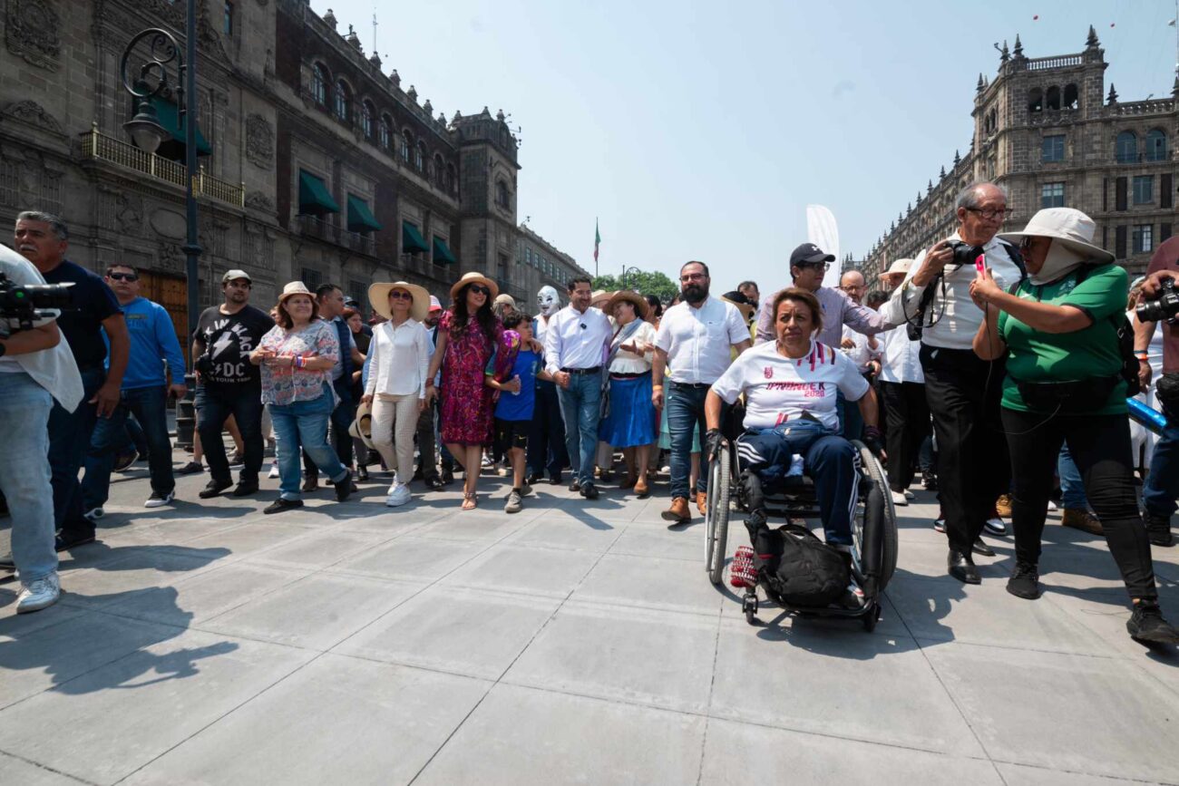 Martí Batres celebra la histórica primera caminata en el Zócalo peatonal de CDMX