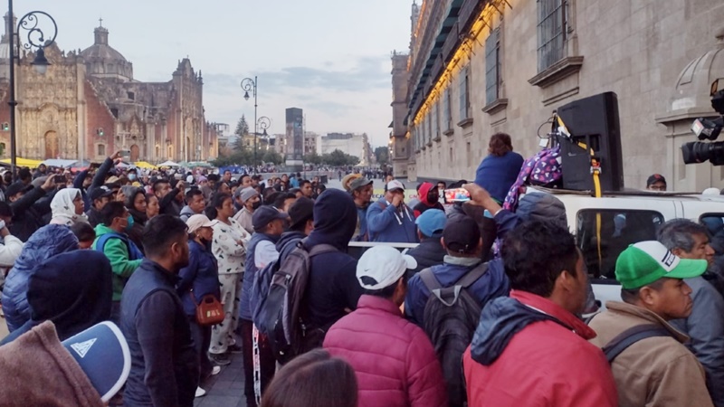 AMLO condena la violencia perpetrada por la CNTE fuera de Palacio Nacional