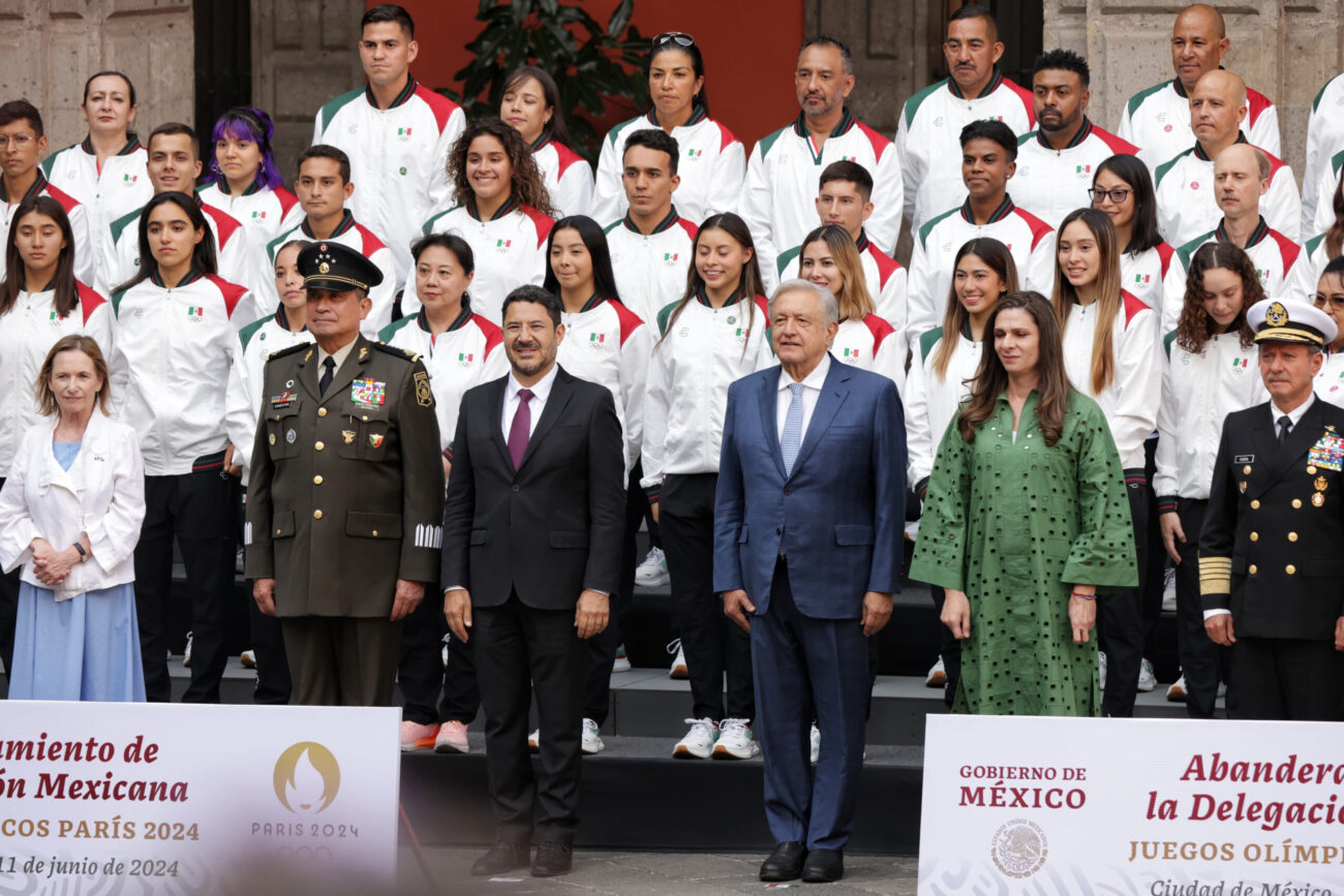 Martí Batres acompaña el abanderamiento de la delegación mexicana para París 2024