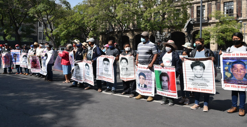 AMLO promete reunir a padres de Ayotzinapa con Claudia Sheinbaum