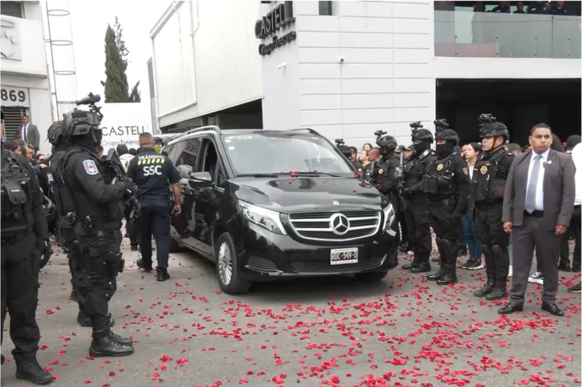 Despiden a Milton Morales con emotiva lluvia de pétalos en la Secretaría de Seguridad de CDMX