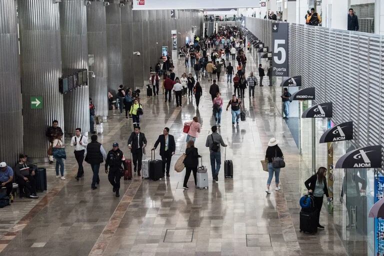 Detienen a Tres Personas Relacionadas con Robos y Posesión de Droga en el AICM