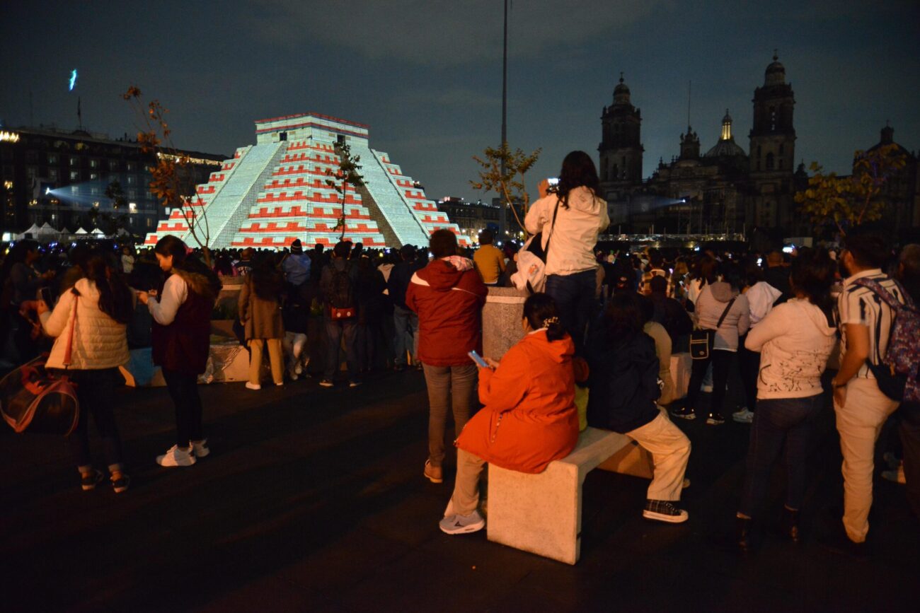 Felipe Carrillo Puerto y la cultura maya iluminan el Zócalo ante 980 mil espectadores