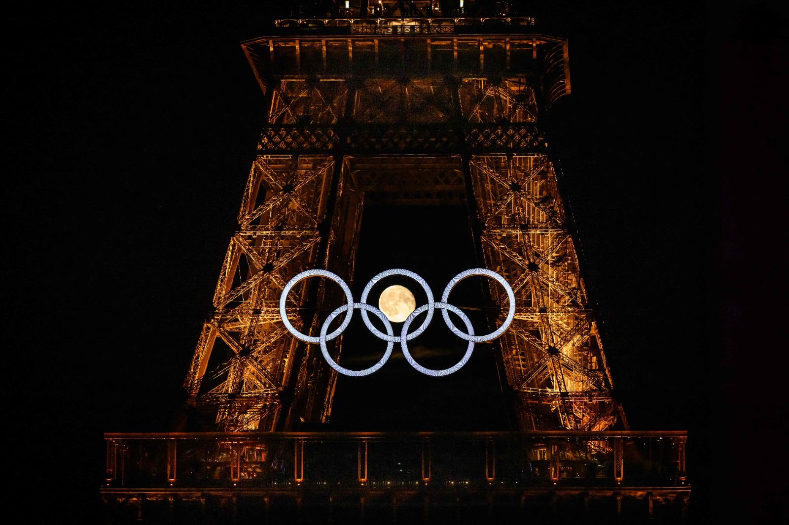 La luna llena y los anillos olímpicos se alinean en París: Un espectáculo celestial preludio de los Juegos 2024