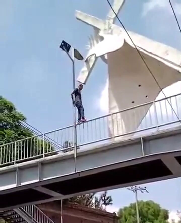 Policías de Iztapalapa Salvan a Hombre de Lanzarse desde un Puente Peatonal