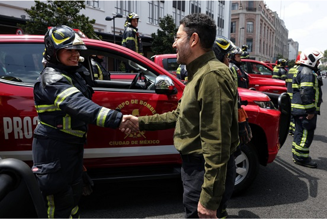 Martí Batres entrega 13 nuevas unidades de respuesta rápida a bomberos de CDMX