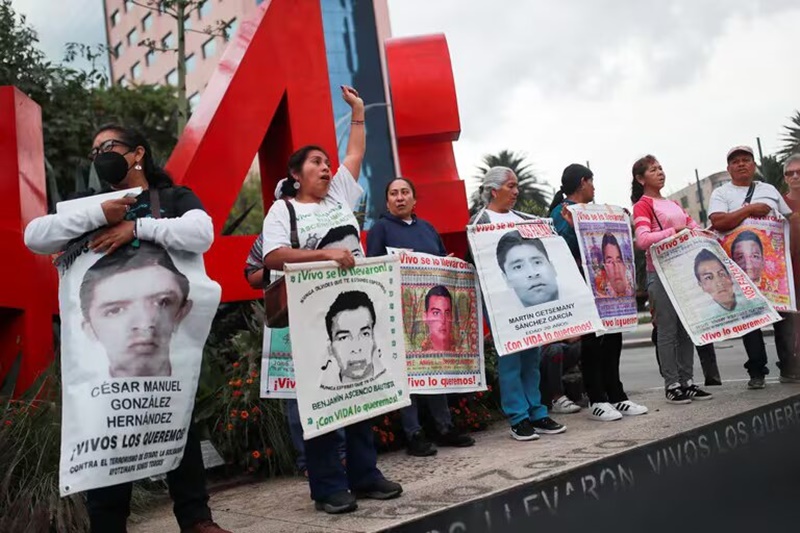 Sheinbaum se reúne con padres de los 43 de Ayotzinapa para analizar peticiones