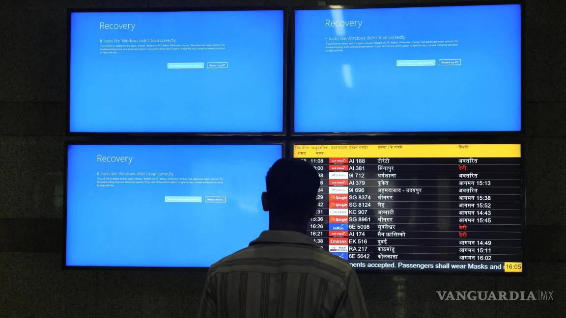 Caos en aeropuertos mexicanos por falla de software de Microsoft