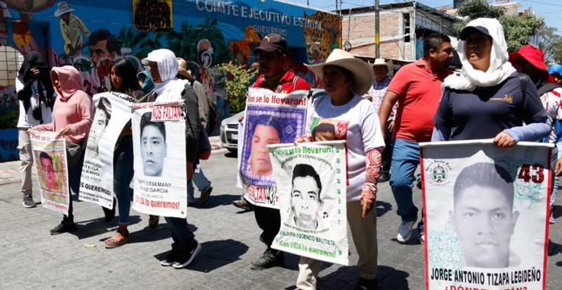 AMLO se reúne con padres de los 43 normalistas de Ayotzinapa en Palacio Nacional