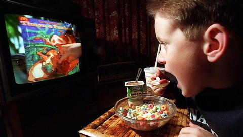 Comer frente a la pantalla aumenta el consumo de ultraprocesados en adolescentes