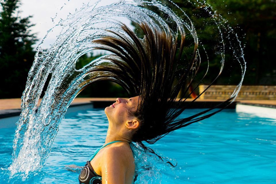 Radiante bajo el sol: Cómo mantener tu cabello sano y brillante este verano