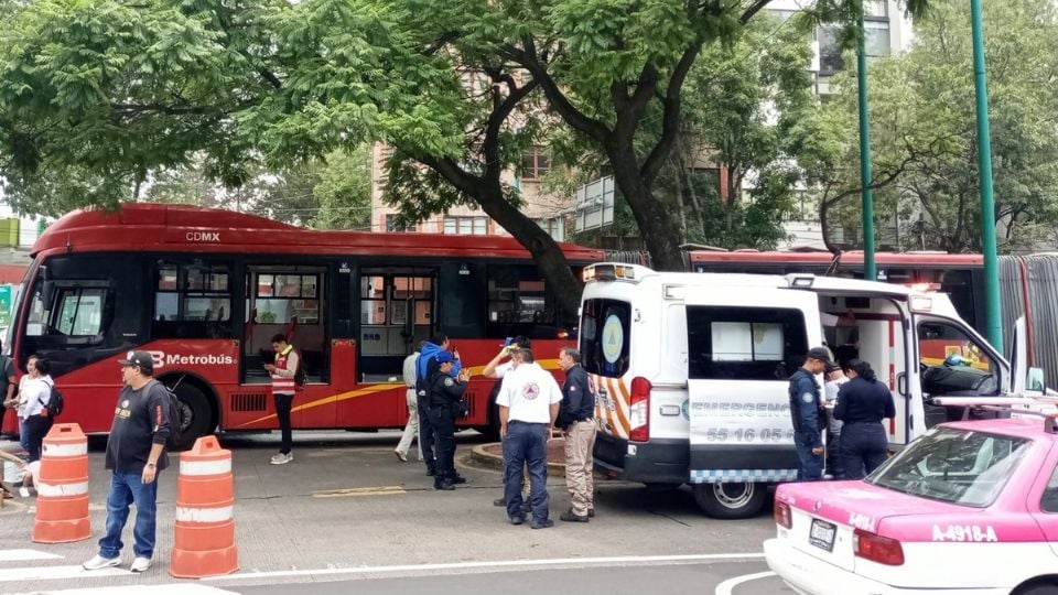 Motociclista Invade Carril Exclusivo del Metrobús y Causa Accidente en la Línea 1