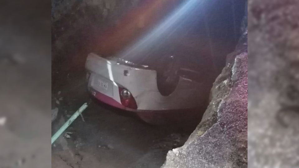 Taxi cae en socavón de 4 metros en Iztapalapa: Milagroso escape del conductor