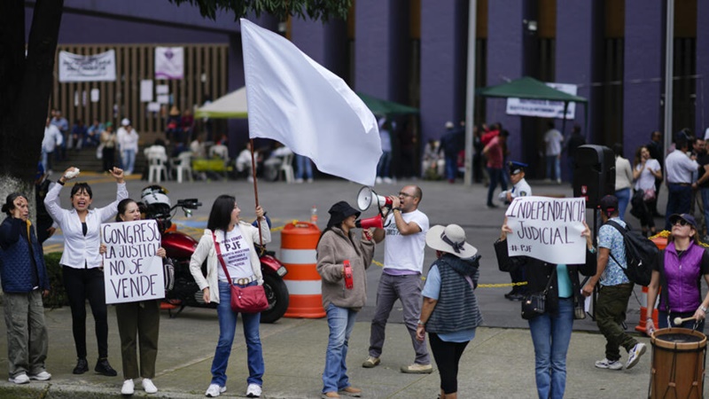 AMLO pide no suspender salarios a trabajadores del Poder Judicial en paro