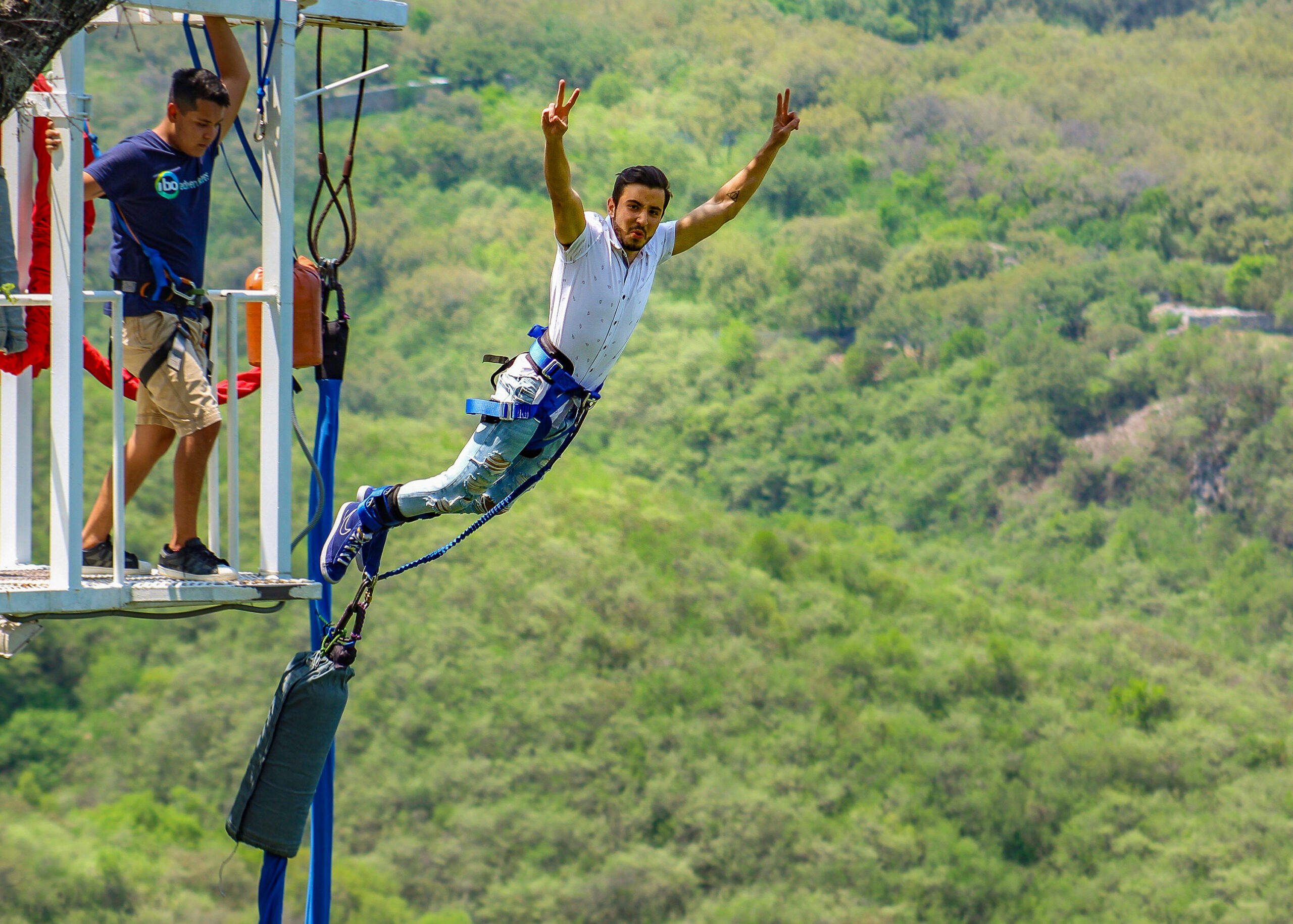 Vive la adrenalina en el bungee más alto de México