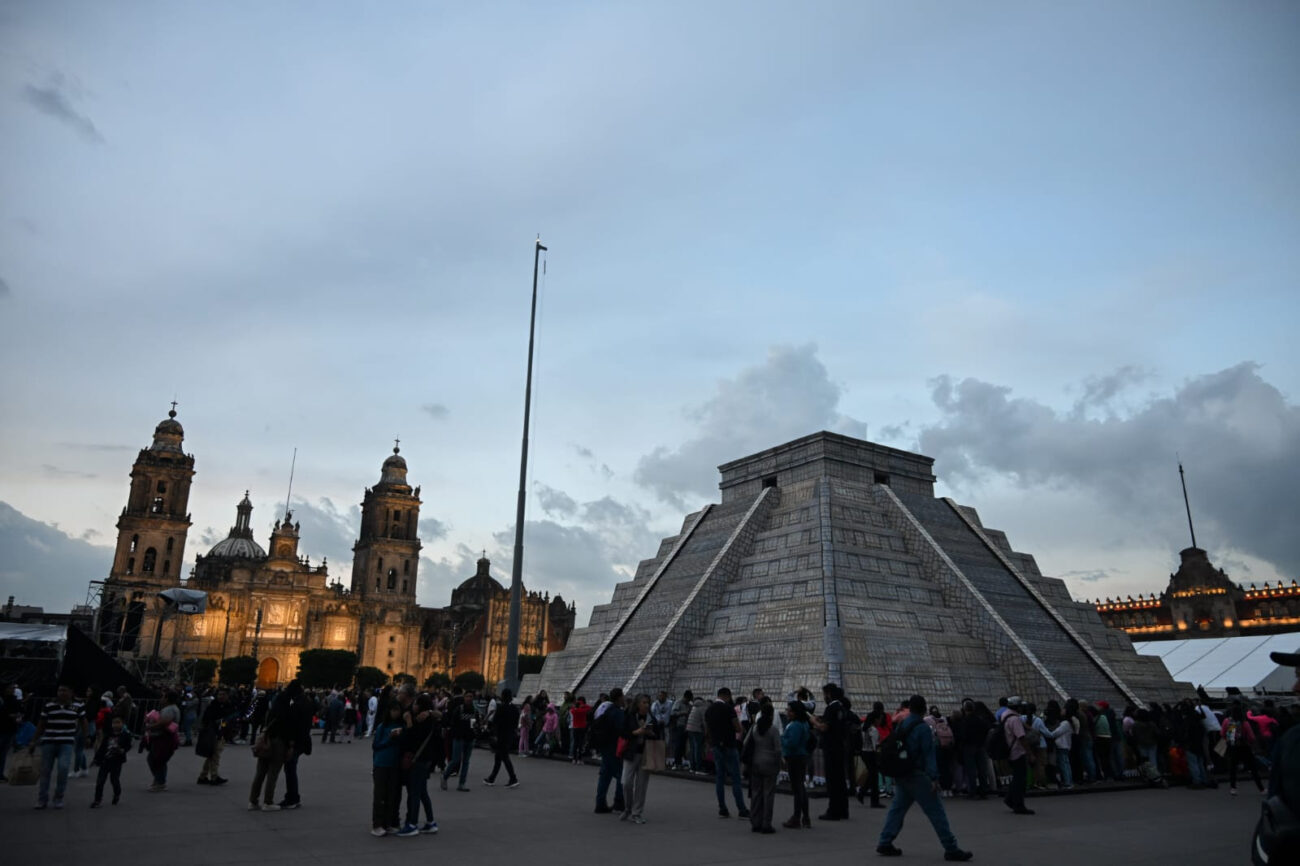 Concluye la exhibición de la Pirámide de Kukulcán en el Zócalo con más de 1.6 millones de visitantes