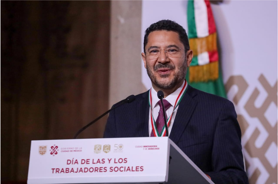 El Jefe de Gobierno, Martí Batres, rinde homenaje a los Trabajadores Sociales en su día