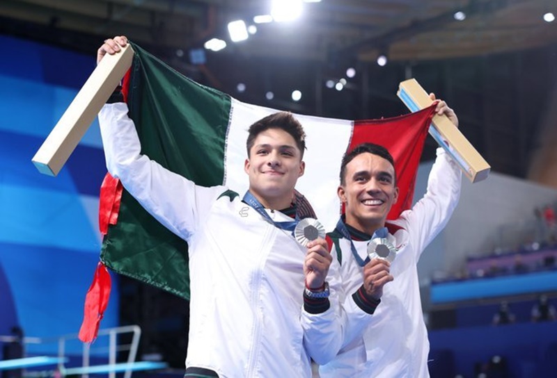 Osmar Olvera y Juan Celaya Logran Plata en Clavados en París 2024