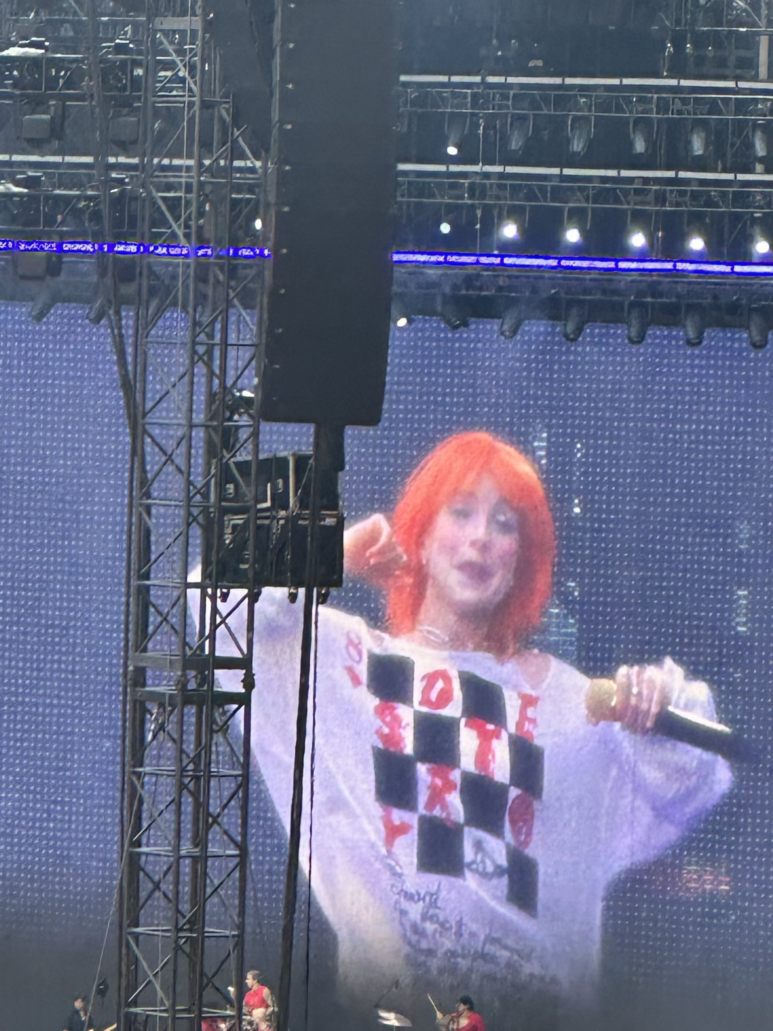 ¡Hayley Williams Revive el Estilo que Enloqueció a sus Fans con su Cabello Naranja en The Eras Tour!