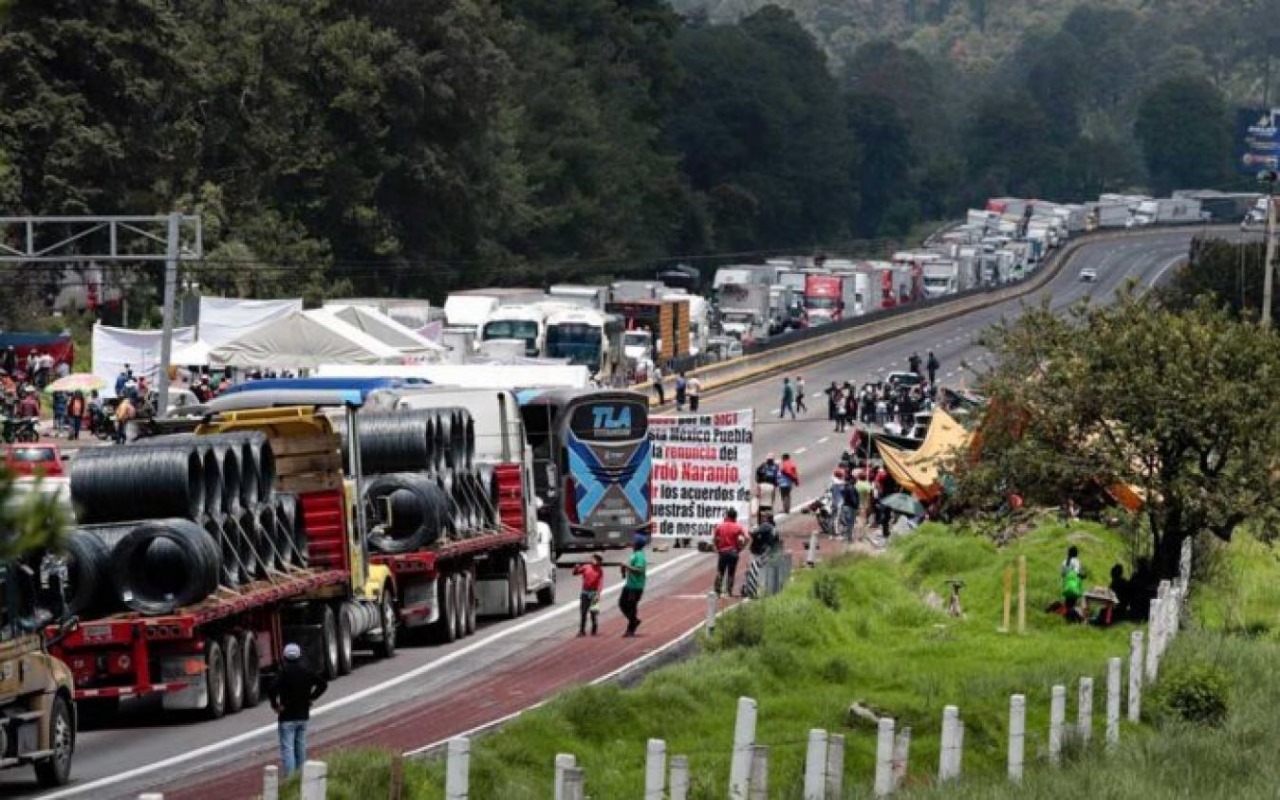 El Bloqueo en la Autopista México-Puebla Genera Pérdidas Millonarias y Crisis en el Transporte de Carga