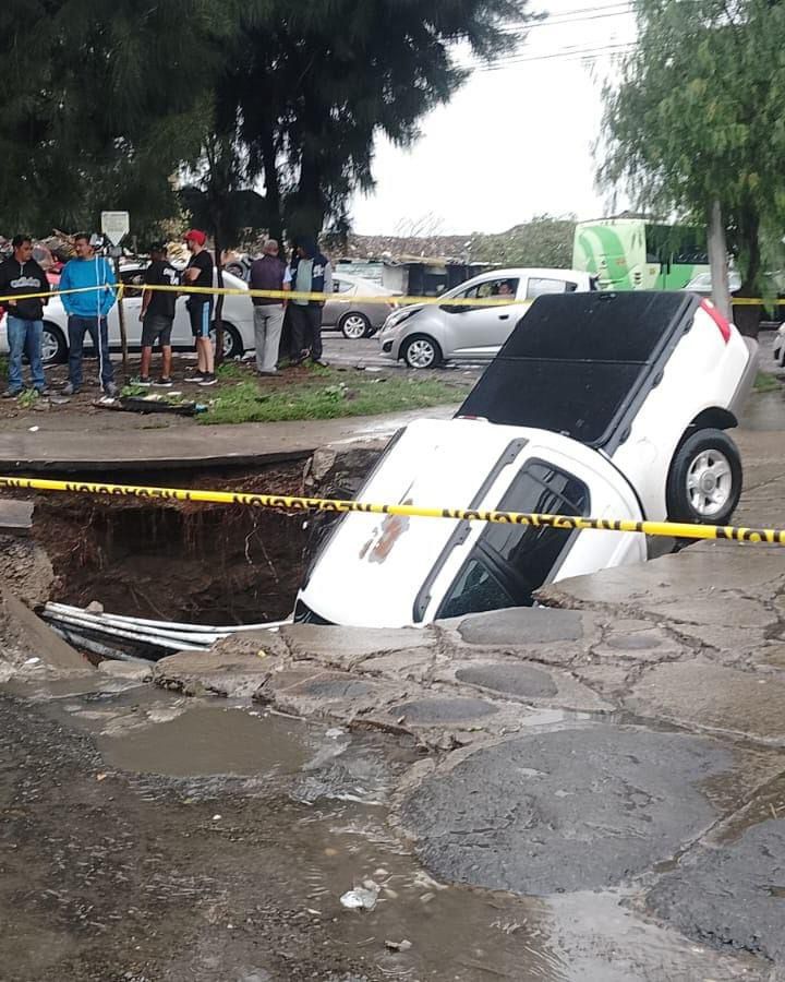 Camioneta se Hunden en Socavón en Ecatepec Tras Lluvias Intensas