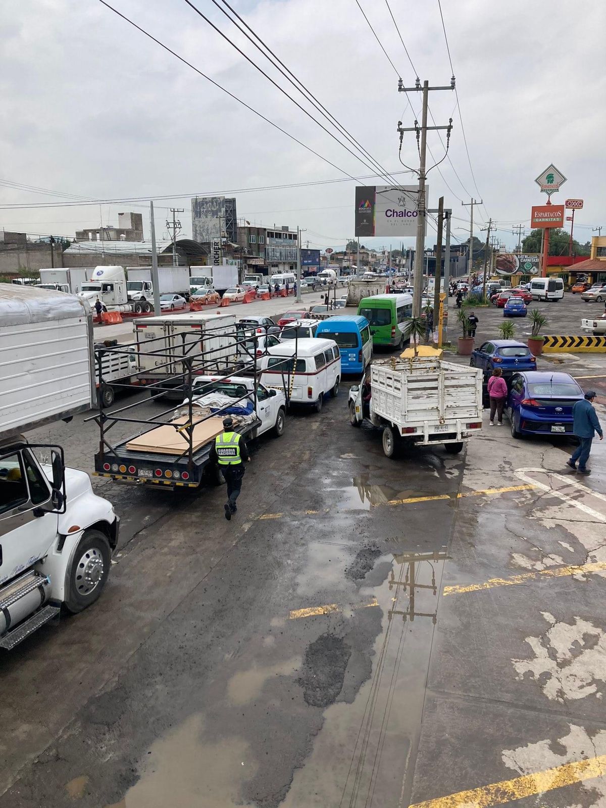 Vecinos de Chalco Bloquean Carretera México-Cuautla Exigiendo Soluciones Urgentes tras Inundaciones