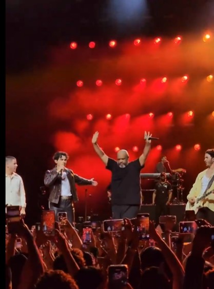 Jonas Brothers Reviven la Nostalgia en la Arena Ciudad de México con la Sorprendente Reaparición de Big Rob