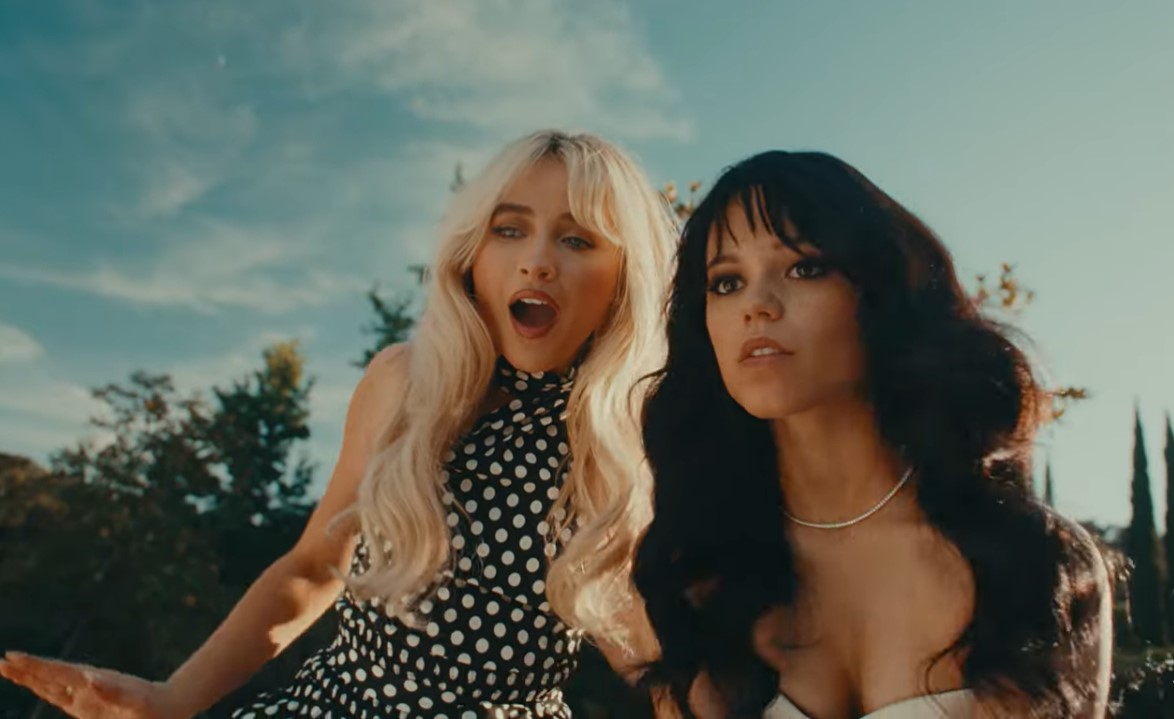 Sabrina Carpenter y Jenna Ortega desatan el caos en «Taste», el nuevo y oscuro videoclip de la cantante