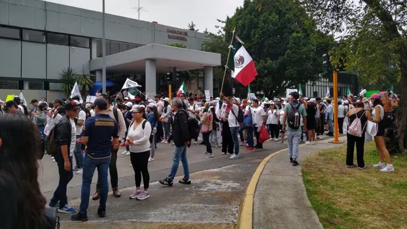 Estudiantes de la UNAM marchan en defensa del Poder Judicial y critican Reforma