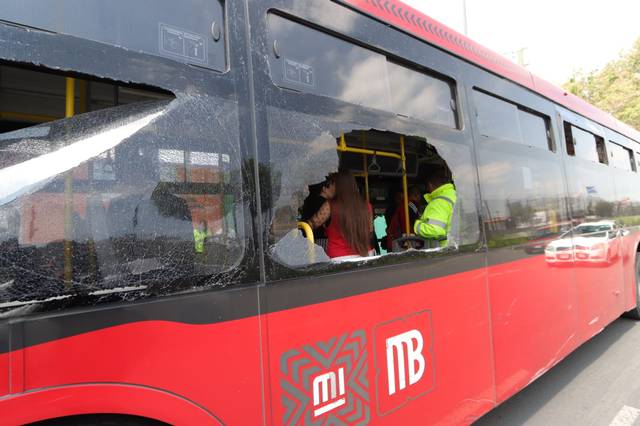 Metrobús sin frenos provoca choque múltiple en CDMX, afectando a varios automovilistas