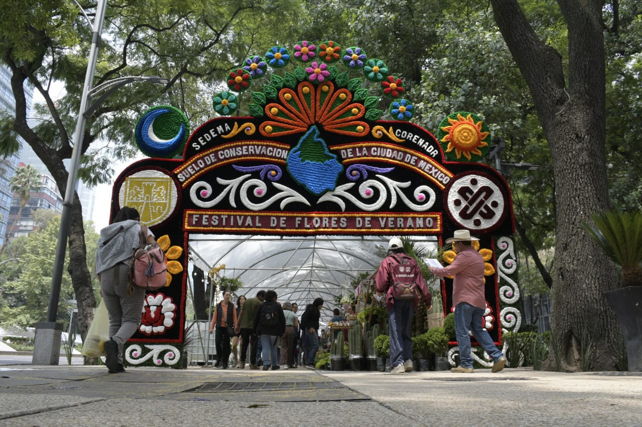 Nathalie Desplas inaugura el colorido Festival Flores de Verano en Reforma