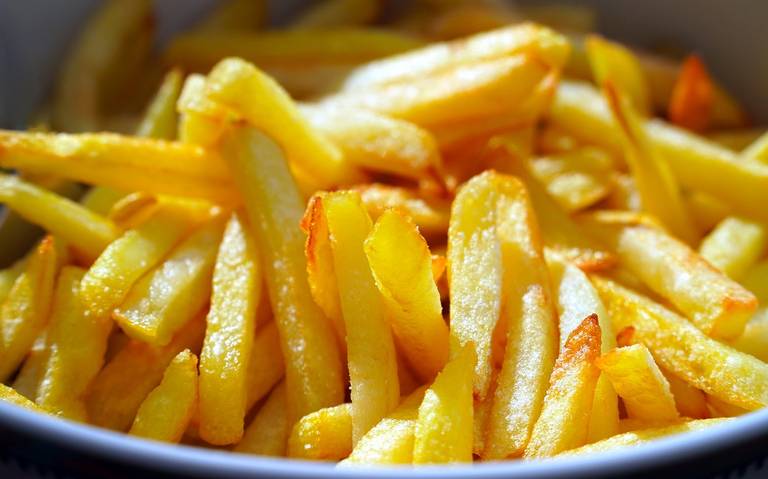 El inesperado truco que usan en los mejores restaurantes para unas papas fritas irresistiblemente crujientes