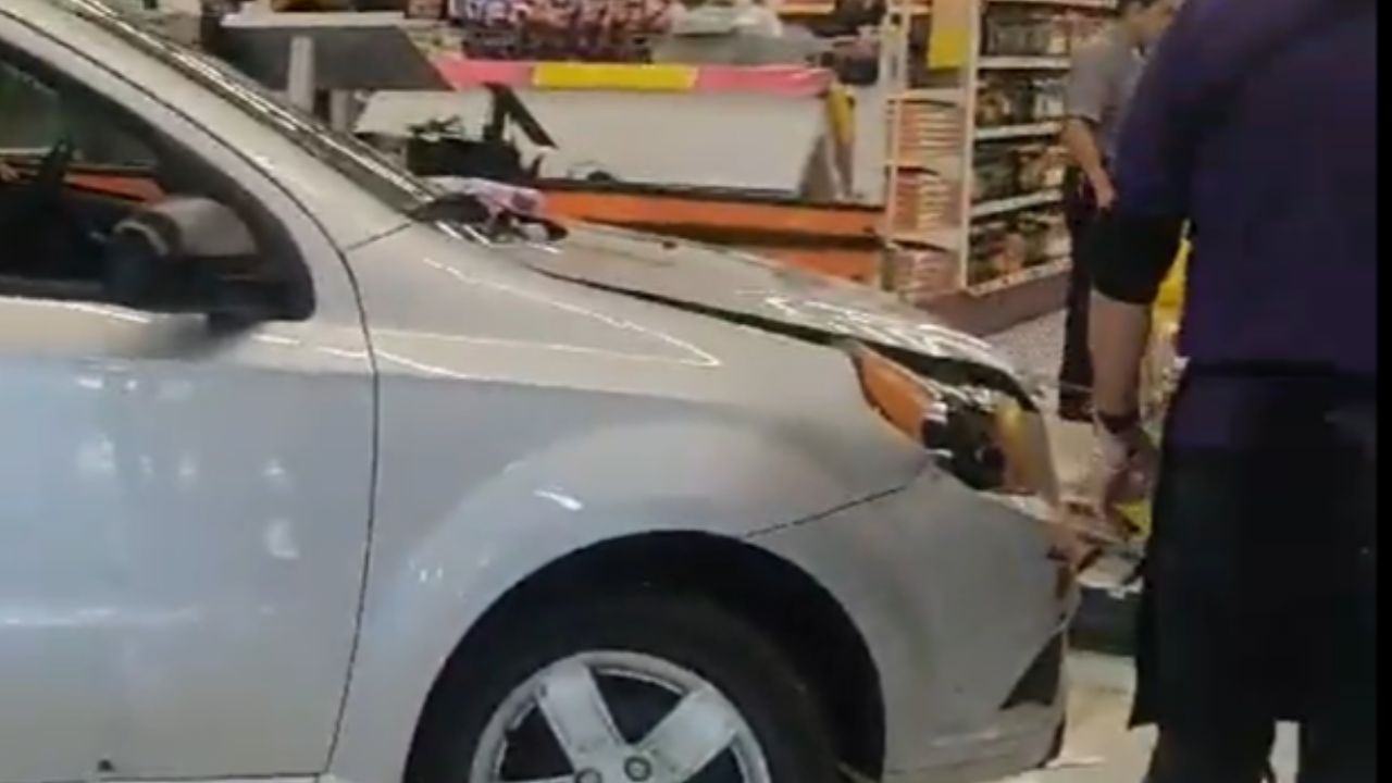 Accidente en Supermercado: Conductora de la Tercera Edad Causa Impacto y Heridos