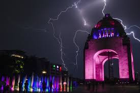 Un Relámpago Impactante Ilumina la Ciudad de México: La Noche de Ayer